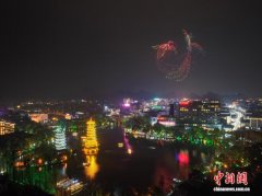 （新春走基层）桂林大年初一夜上演新春光影 飞天屏与无人机“空中共舞”