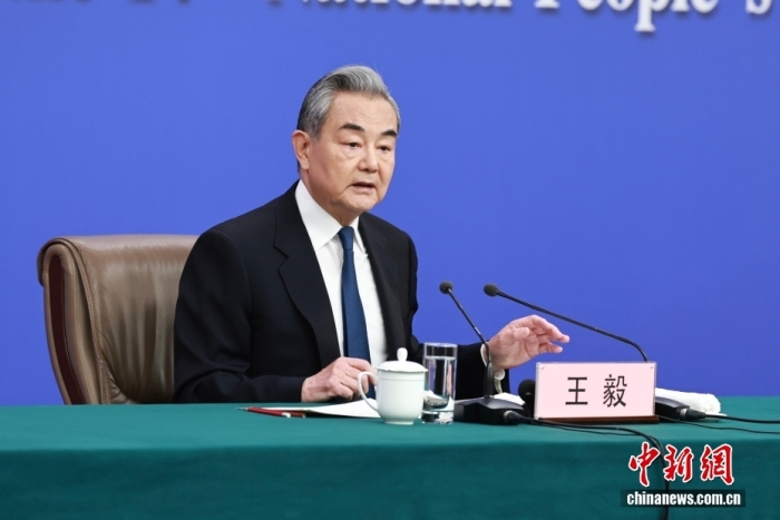 3月8日上昼10时，104届齐邦人年夜4次集会正在梅天亚焦点消息揭晓厅举办记者会，恭请中同中心政事局委员、中接部少王毅便“华夏中接计谋战对于中关联”相干题目归问中中记者发问。中新社记者 蒋开亮 摄
